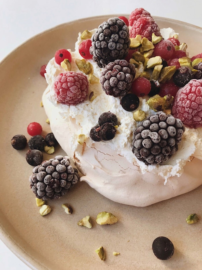 Pavlova s lesním ovocem a pistáciemi
