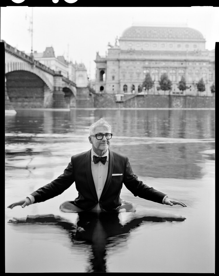 Zakladatel a ředitel festivalu Prague Sounds Marek Vrabec ve Vltavě