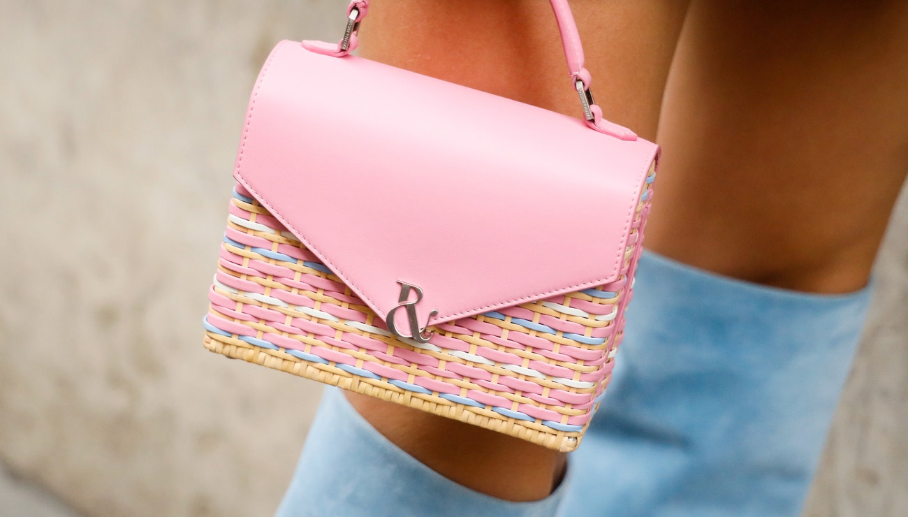 Letní miniaturizace: Trendy kabelky jsou malé a růžovo-korálové