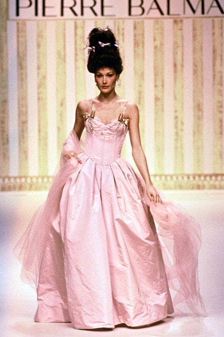 Carla Bruni, Balmain Haute Coutur jaro - léto 1994
