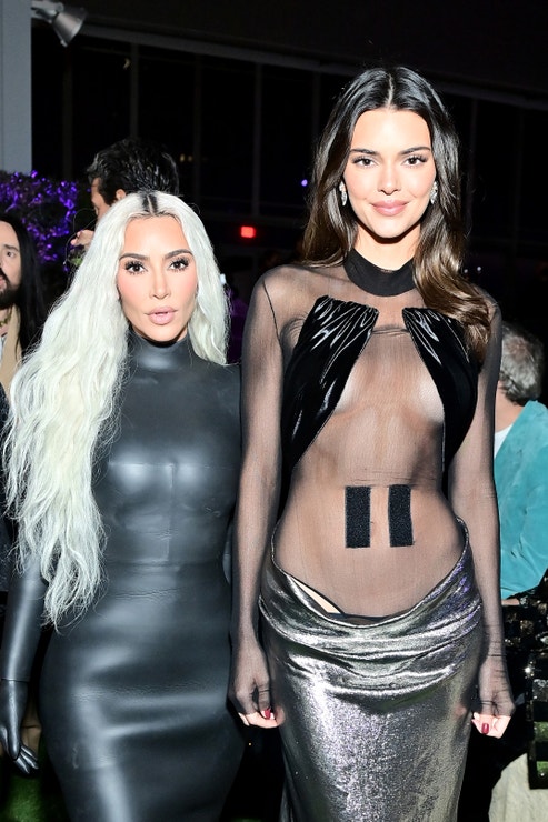 Kim Kardashian a Kendall Jenner na 11. ročníku galavečeru LACMA Art + Film, 2022