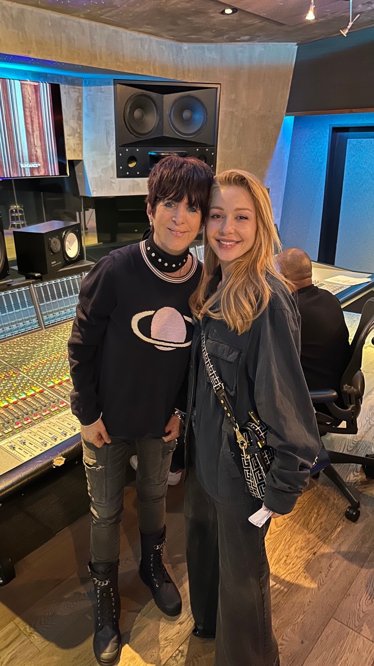 Diane Warren a Tina Karol v nahrávacím studiu
