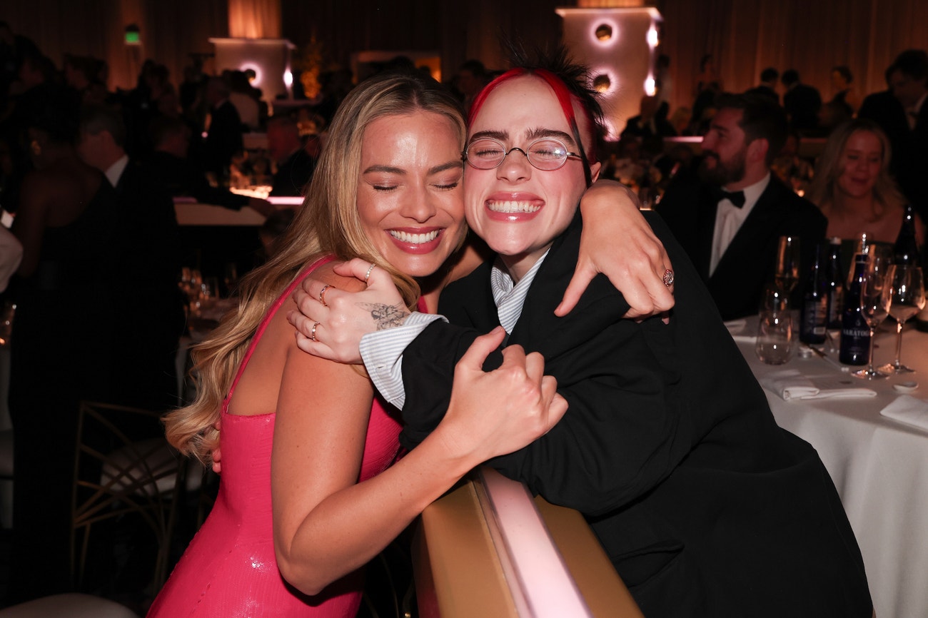 Margot Robbie a Billie Eilish na předávání cen Golden Globe v Beverly Hilton Hotel, 7. ledna 2024