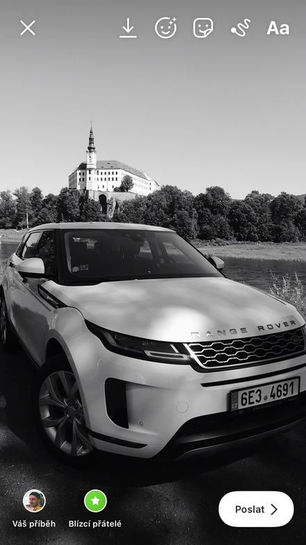 Zámek s flekatou střechou a auto s průhlednou střechou