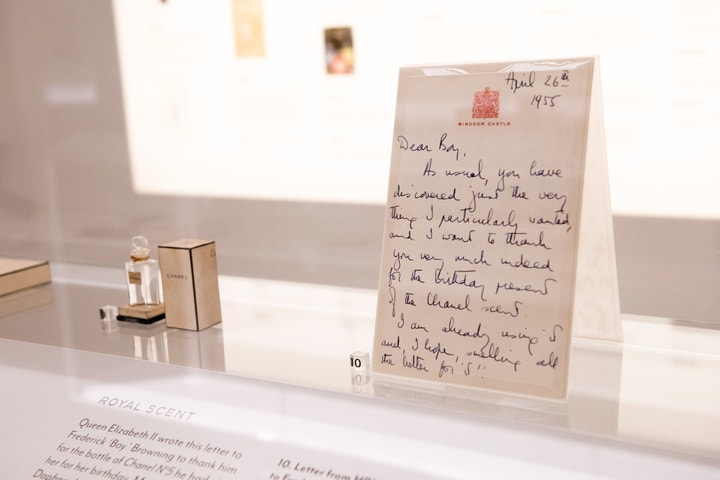 Strhující výstava o Chanel v londýnské galerii V&A