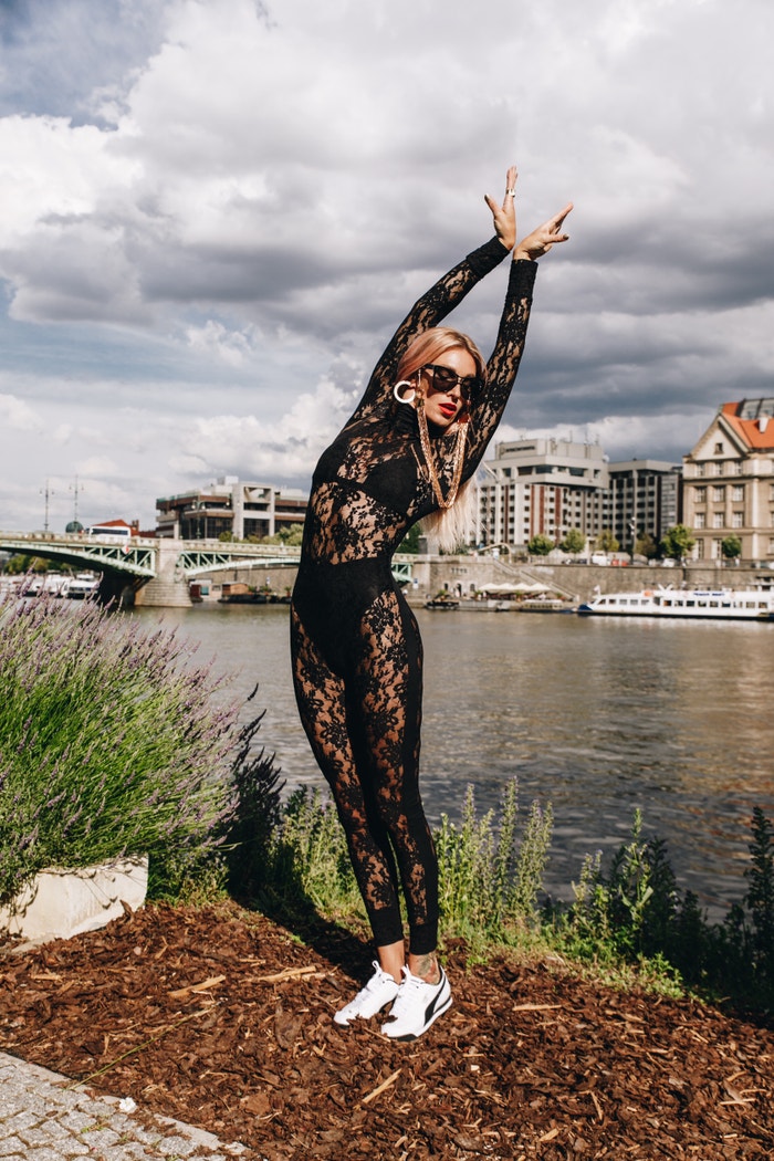 Juliet Murrell v outfitu podle vlastního návrhu, Občanská plovárna, červen 2019 Autor: Ivan Kašša