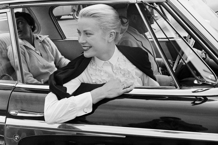 Příběh unisexového prstenu, který si zamilovali Grace Kelly, Cary Grant, princezna Diana i Kylie Jenner