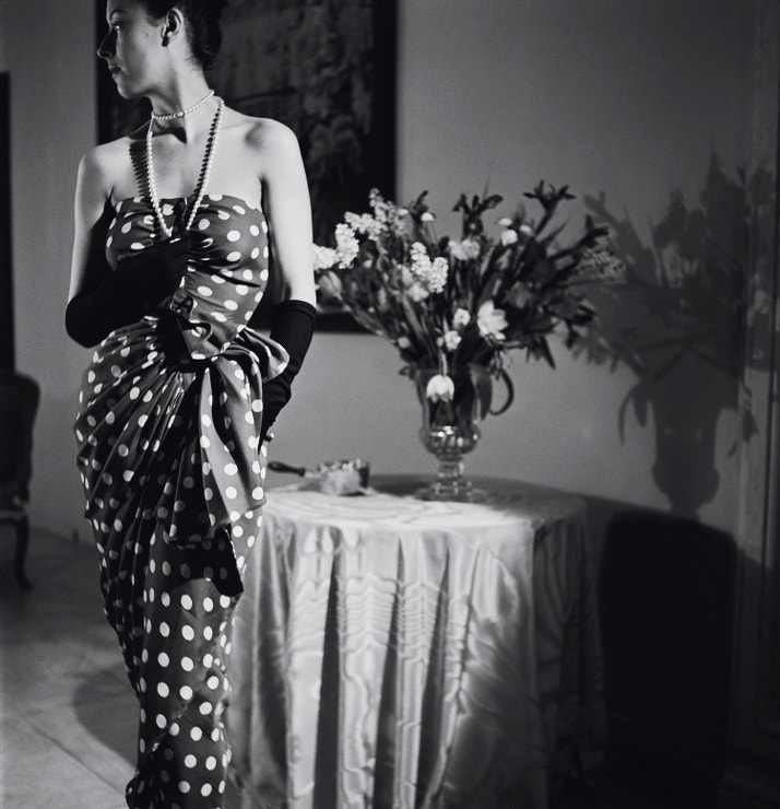 Puntíkované šaty od Cristobala Balenciagy, 1946