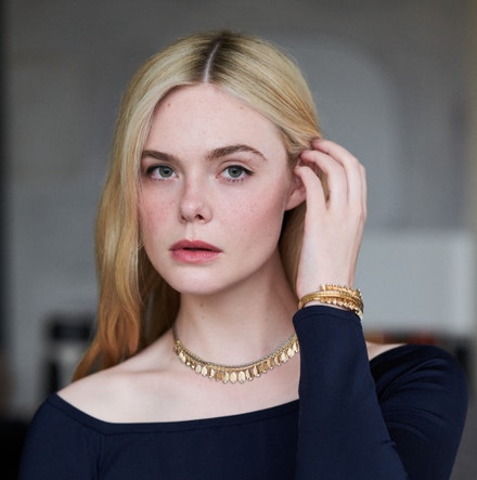 Elle Fanning se šperky Cartier