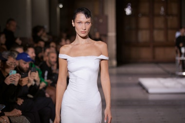 Nejlepší beauty looky, kterými si Bella Hadid podmanila svět modelingu