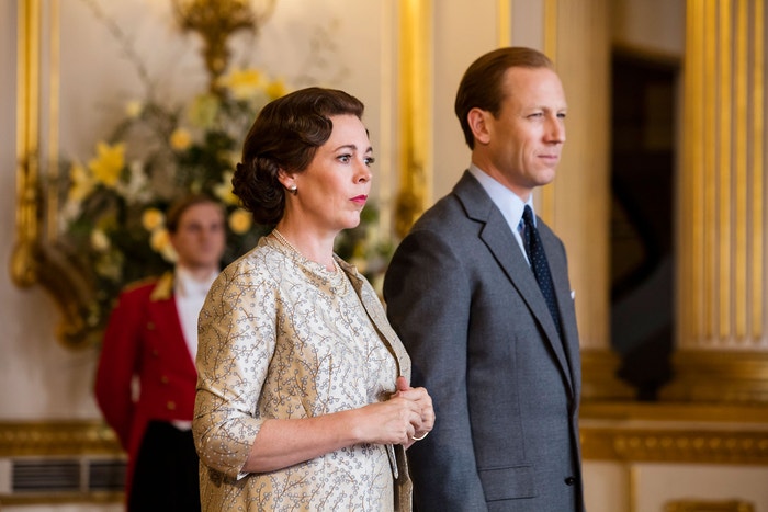 The Crown (od 17. listopadu): Téměř dva roky od druhé řady královské ságy Netflixu se The Crown vrací na obrazovky a sleduje další dekádu vlády královny Alžběty II. Olivia Colman nahrazuje v hlavní roli Claire Foy. Helena Bonham Carter ztvární princeznu Margaret, Tobias Menzies prince Philipa a Josh O'Connor prince Charlese. Mezi lety 1964 do roku 1977 pokrývá třetí řada třeba přistání Apollo 11 na Měsíci nebo vzestup premiéra Harolda Wilsona. Čtvrtá řada už se natáčí, a čekání proto bude nejspíše kratší. Autor: Sophie Mutevelian/Netflix