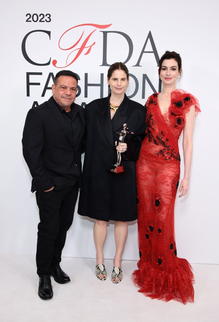 Catherine Holstein, vítězka ceny American Womenswear Designer of the Year (uprostřed), Anne Hathaway (vpravo) a Narciso Rodriguez (vlevo) během 2023 CFDA Fashion Awards v Americkém přírodovědném muzeu v New Yorku, 6. listopadu 2023