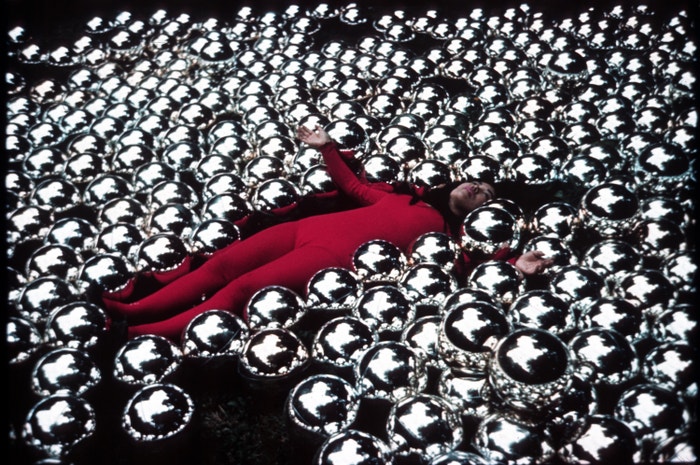 Yayoi Kusama se svou instalací Narcissus Garden na 33. Bienále v Benátkách, 1966