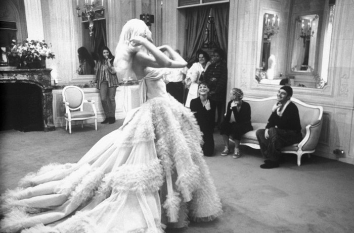 John Galliano na zkoušce svatebních šatů z haute couture kolekce jaro – léto 1997