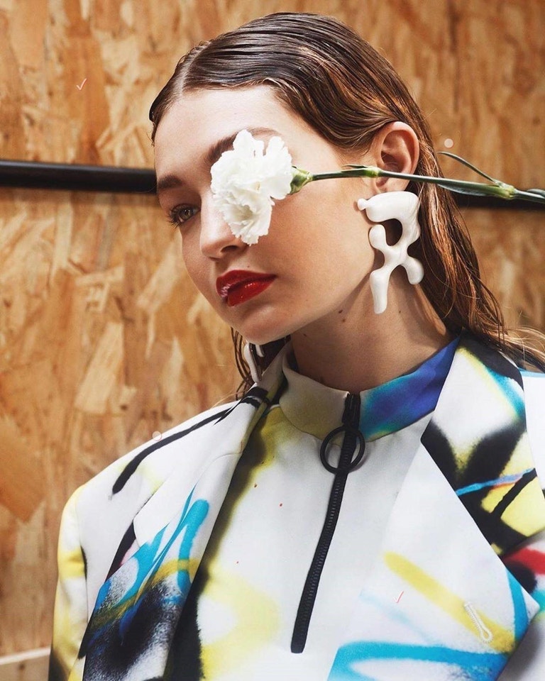 Gigi Hadid v backstage přehlídky Off-White