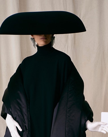 Demna Gvasalia vrátil módní dům Balenciaga na couture scénu