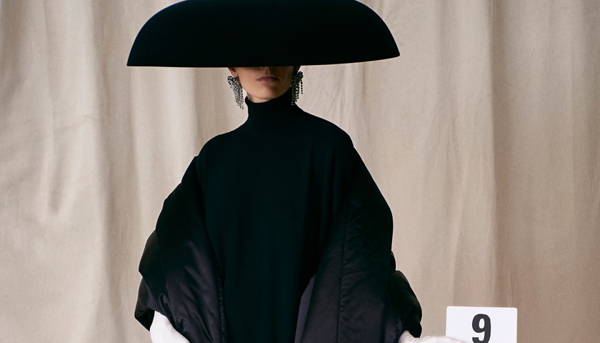 Demna Gvasalia vrátil módní dům Balenciaga na couture scénu