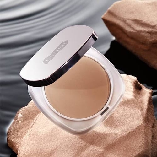 Kompaktní pudr Sheer Pressed Powder, LA MER, prodává Douglas, 2439 Kč