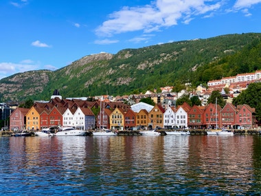 Fjordy, majestátní příroda, skvělé jídlo, málo lidí. To je norský Bergen, město, které by na vašem seznamu nemělo chybět