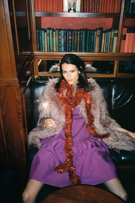 Šaty, Victoria Beckham, 14 999 Kč; kabát, GUESS, 7 299 Kč.