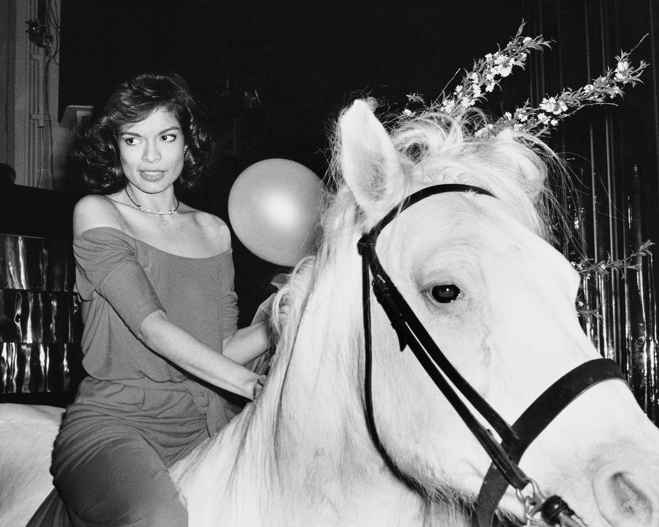 Bianca Jagger na bílém koni během narozeninové oslavy ve Studiu 54 v New Yorku, květen 1977