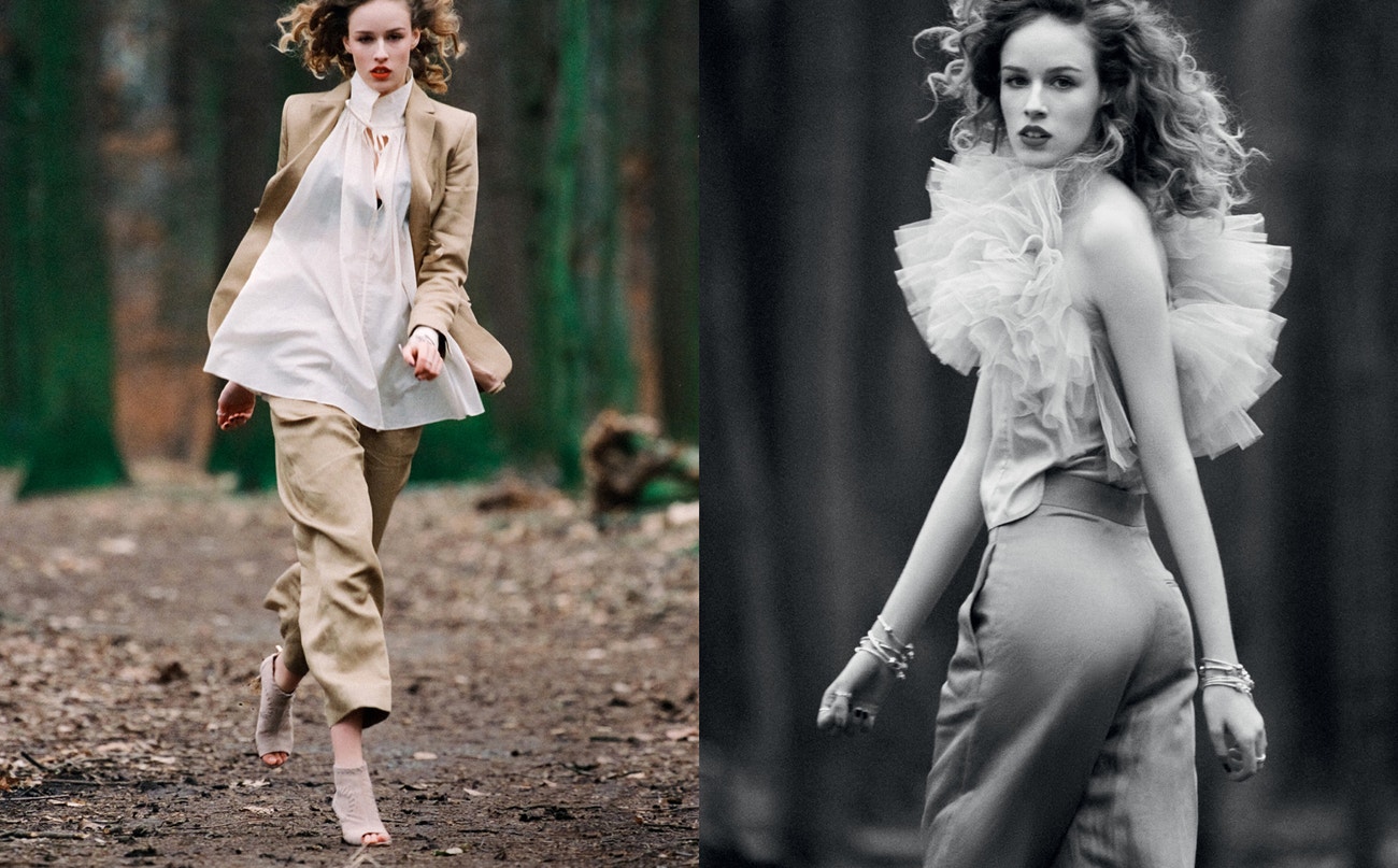 Vlevo: sako z lněné směsi, široké kalhoty z lněné směsi, halenka z bavlněného voálu, vše H&M Conscious Exclusive, sako prodává H&M, 3 999 Kč, kalhoty prodává H&M, 2 499 Kč, halenku prodává H&M, 1 299 Kč; šperky, PANDORA, prodává PANDORA, 3 999 Kč; boty, GINO ROSSI, prodává CCC, 2499 Kč.  Vpravo: top, kalhoty, obojí H&M Conscious Exclusive, top prodává H&M, 2 499 Kč; šperky, PANDORA, prodává PANDORA, 1 929 Kč.