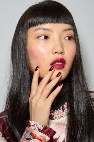 Zimní trendy pro krátké i dlouhé nehty. Slavnostní i originální barvy pro nejlepší manikúru roku 2025