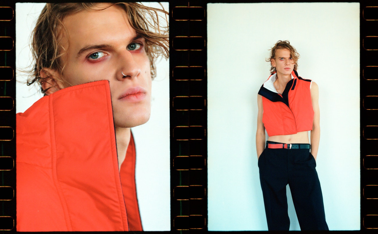 Adam: vesta, SPORTMAX; kalhoty, pásek, obojí DIOR HOMME (prodává The Brands).
