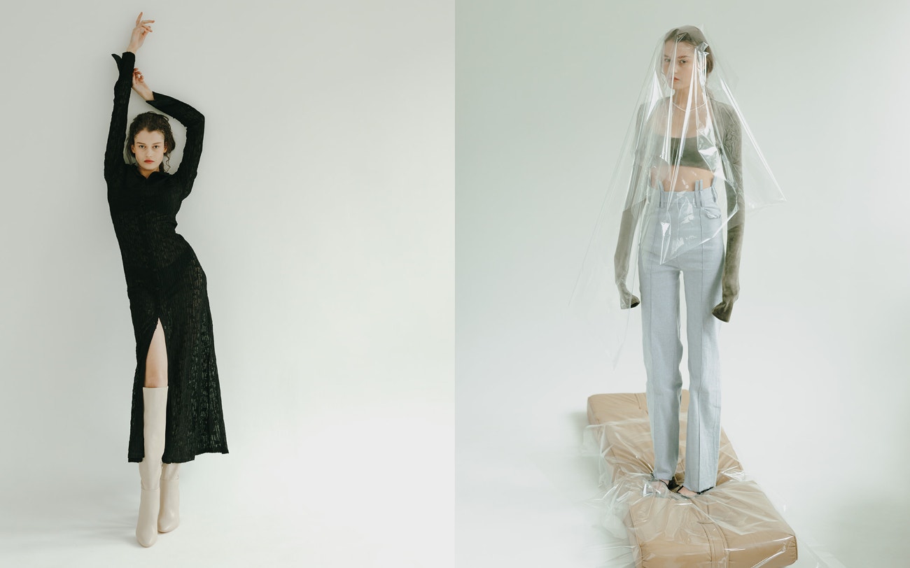 Vlevo: šaty, HOLZWEILLER (prodává Zalando); boty, CCC.  Vpravo: top a kalhoty, LAFORMELA; náhrdelník, TOUS.