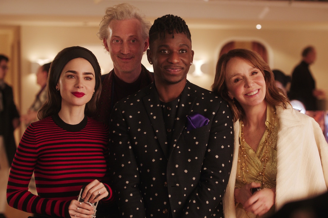 Lily Collins jako Emily Cooper, Bruno Gouery jako Luc, Samuel Arnold jako Julien a Philippine Leroy-Beaulieu jako Sylvie Grateau ve 4. řadě seriálu Emily in Paris