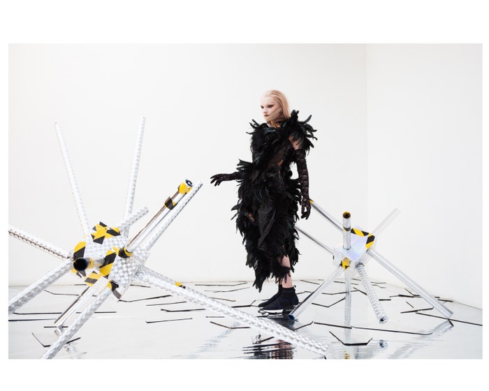 Šaty, Andrea Kronthaler for Vivienne Westwood; rukavice, Giselle Renee; boty, Ash.