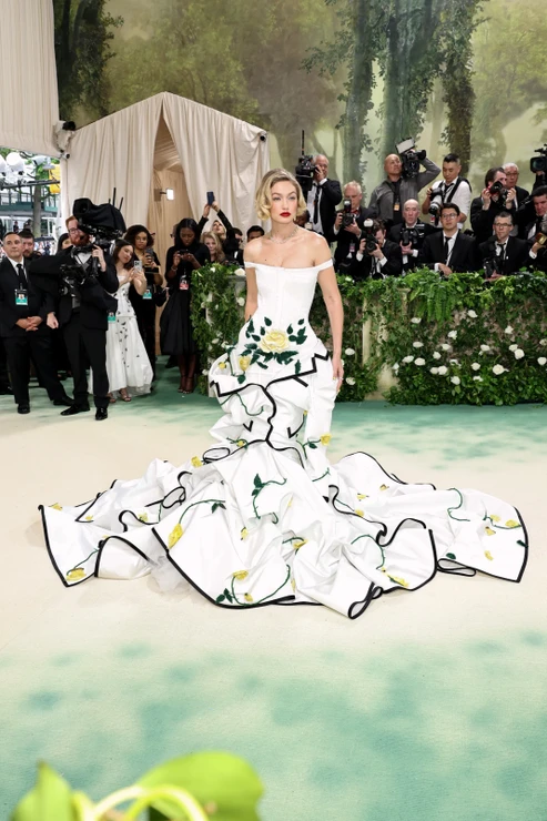 Gigi Hadid v šatech Thom Browne na Met Gala 2024