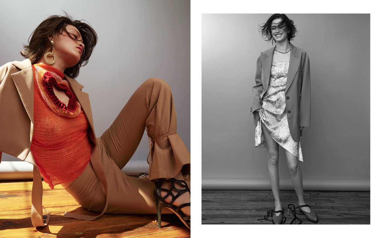 Vlevo: Kalhotový kostým, ROKH, kašmírový top, MARNI, boty, GIUSEPPE ZANOTTI, vintage náušnice, JEAN PAUL GAULTIER       Vpravo: Sako, TIBI, minišaty, DSQUARED2, baleríny, MARNI, náhrdelník z černých perel, LOTTIE NYC