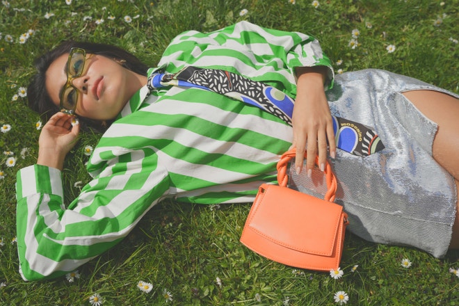 Košile, IIQUAL, 2 310 Kč, prodává Zalando. Sukně, Weekday, 1 090 Kč, prodává Zalando. Kravata, MOSCHINO, 2 210 Kč, prodává Zalando.