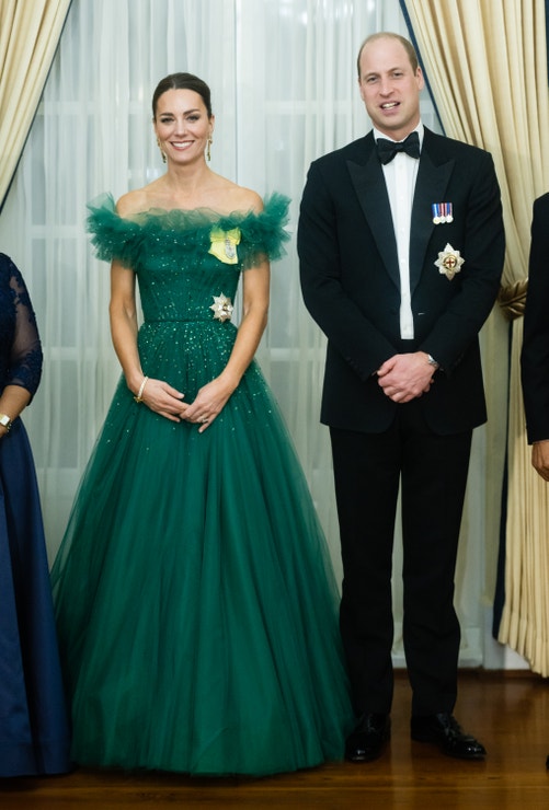 Smaragdově zelená róba od návrhářky Jenny Packham
