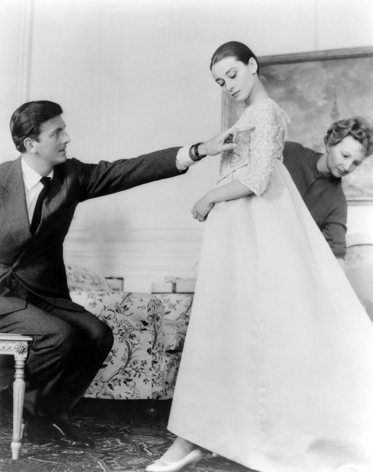 Audrey Hepburn a Hubert de Givenchy v jeho pařížském ateliéru
