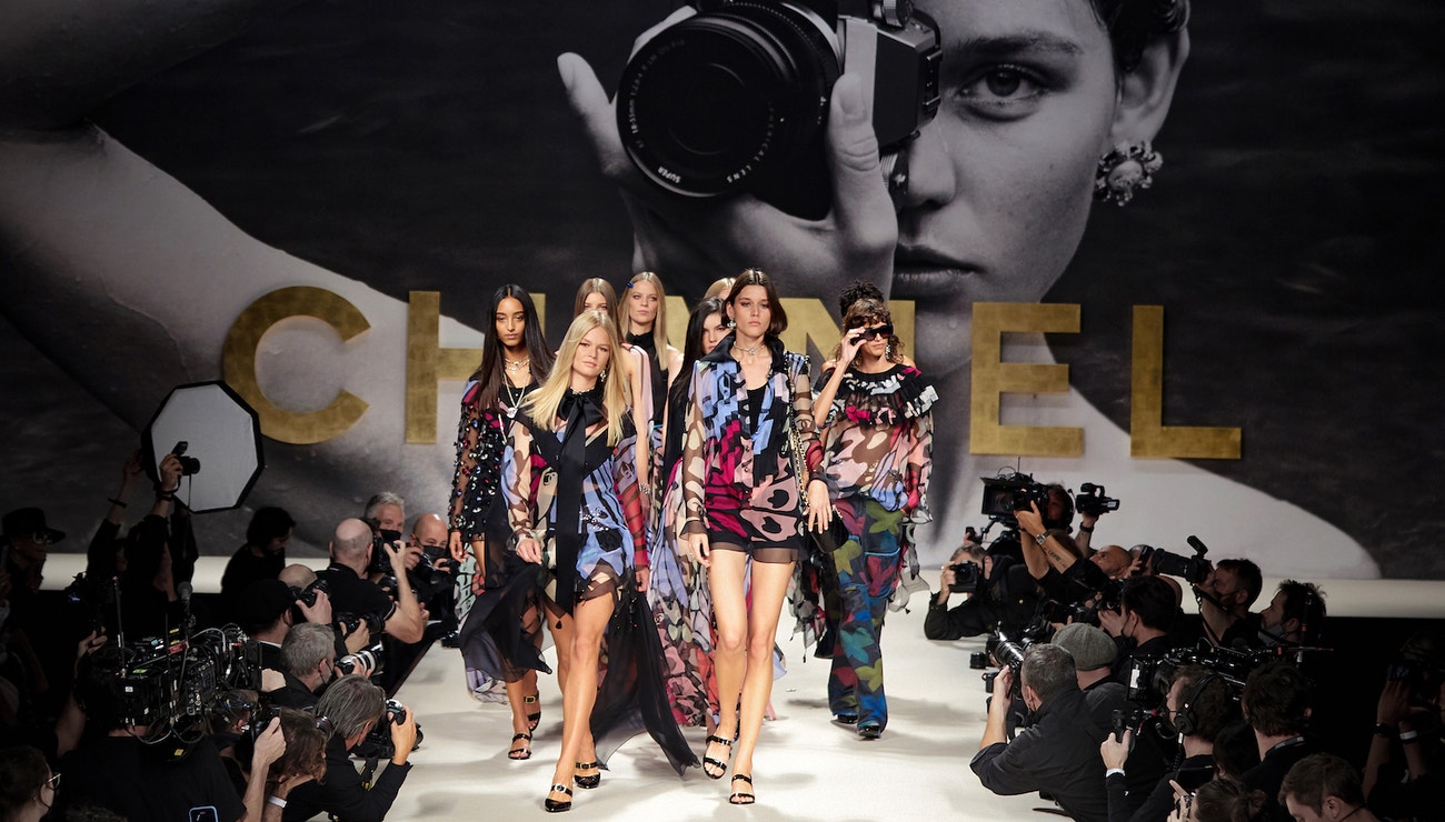 Nové sexy osmdesátky. Kolekce Chanel na jaro 2022 oslavuje návrat do budoucnosti