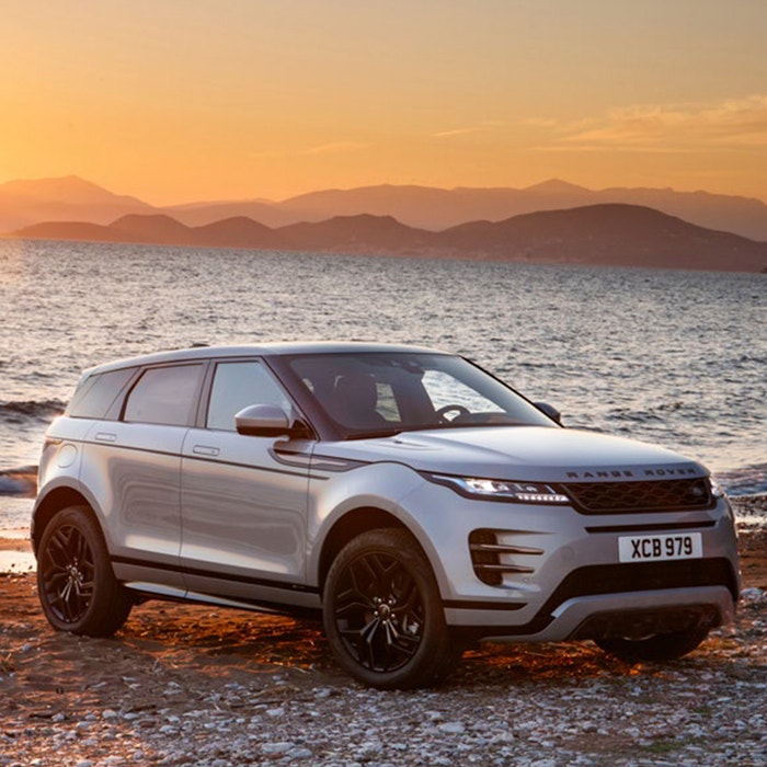 „Když byl Range Rover Evoque ) v roce 2010 představen, změnil svět kompaktních SUV a nová generace bude v tomto směru pokračovat. Tento charakteristický automobil kombinuje rafinovanost a zábavu, čímž vytváří tolik důležité emoce. Právě ty vykouzlí úsměv na tváři a právě díky nim se lidé za automobilem otočí,“ říká Gerry McGovern, Land Rover Chief Design Officer.  Autor: Archiv značky