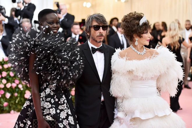 Adut Akech, Pierpaolo Piccioli a Joan Collins na Met Gala 2019, téma Camp: Notes on Fashion, Metropolitní muzeum v New Yorku, květen 2019