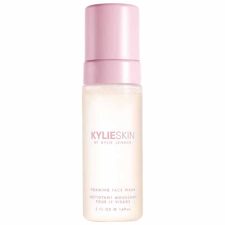 Pro mnohé překvapení roku. V pečujicí řadě od Kylie Jenner najdete také pěnový cleanser, který má nejen tu nejsametovanější texturu, jakou si dokážete představit, ale hlavně funguje na jedničku s hvězdičkou. Poradí si s líčením (pokud ovšem nenosíte dennodenně divadelní masku), mastnotou, nevysušuje a klidně s ním vyčistěte i štětce. Zjistíte, jak snadná jejich údržba může být. Balení vydrží dost dlouho na to, abyste na všechny ostatní odličovací produkty zapomněli.            Čisticí pěna Roaming Face Wash, KYLIE JENNER, prodává Douglas, 849 Kč