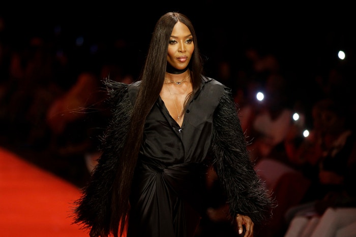 Naomi Cambpell šatech návrhářky Tiffani Amber na fashion weeku v Nigérii