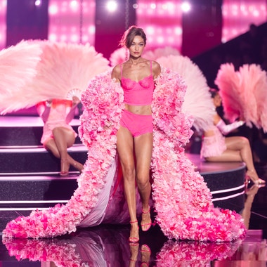 Bella a Gigi Hadid udělaly z přehlídky Victoria’s Secret rodinnou záležitost