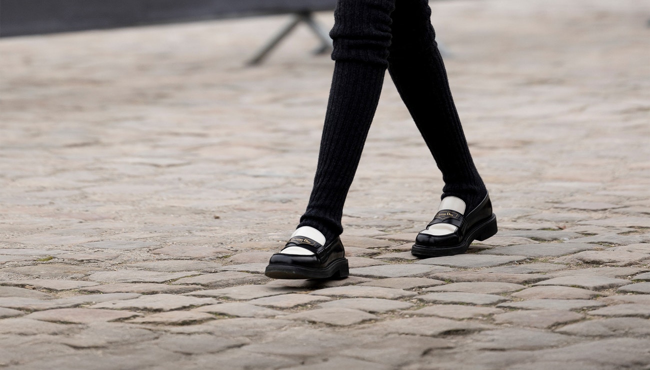 Nečekaný, ale o to žhavější trend. Dvoubarevné mokasíny jsou absolutní hit  Nečekaný, ale o to žhavější trend. Dvoubarevné mokasíny jsou absolutní hit