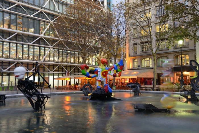 Plastika od Niki de Saint Phalle před Centre George Pompidou, Paříž