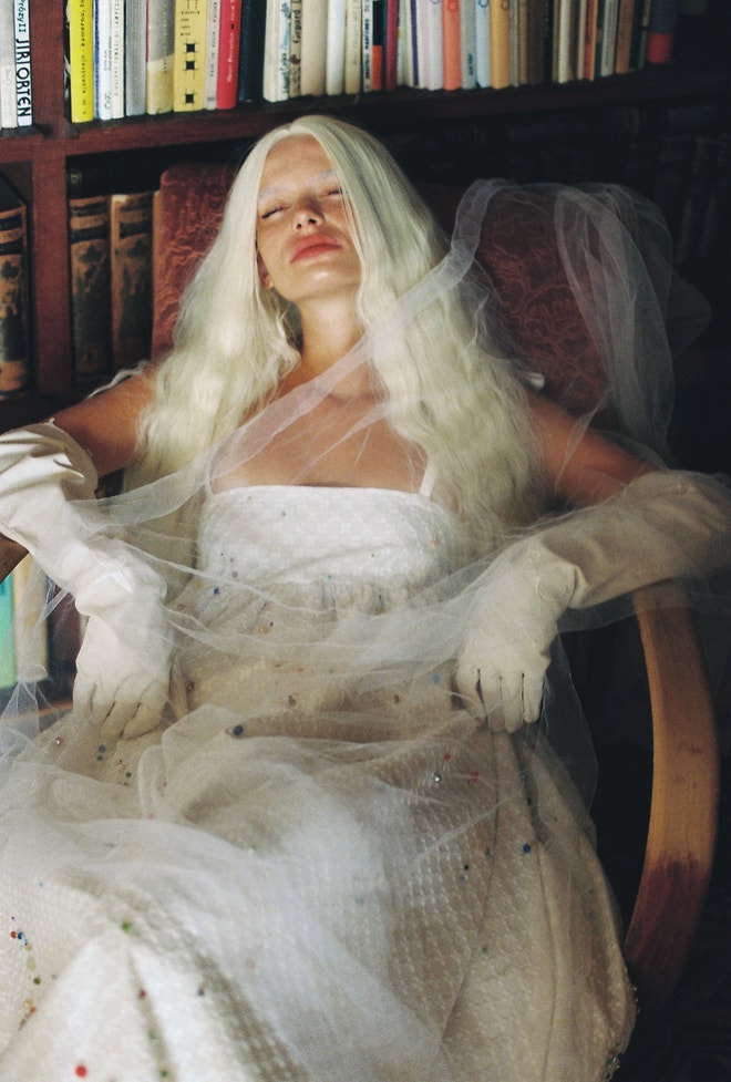 Dress, gloves, all Silvia Leitmannová.