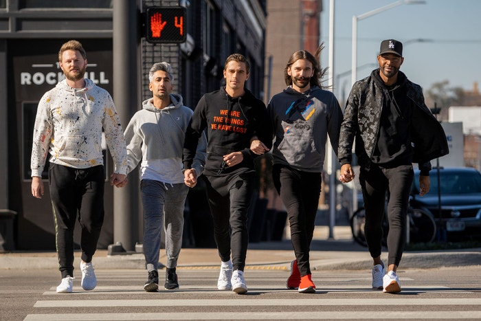 Queer Eye: Jonathan Van Ness, Bobby Berk, Tan France, Karamo Brown a Antoni Porowski se vracejí do Kansas City ve čtvrté řadě oblíbené show. Ta původní s názvem Queer Eye for the Straight Guy se po návratu v roce 2018 stala celosvětovým fenoménem a proměnila hlavní pětici na ikony. V posledních měsících se objevila v hudebním videu Taylor Swift nazvaném You Need To Calm Down a setkala se s Alexandrií Ocasio-Cortez na Capitol Hill. Očekávejte slzy, osobní zpovědi a spoustu překvapení. (od 19. července) Autor: Netflix