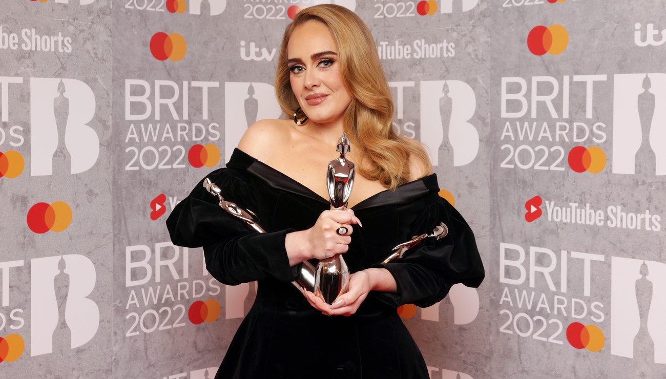 Brit Awards ovládla Adele. Má ocenění za umělkyni, píseň i album roku