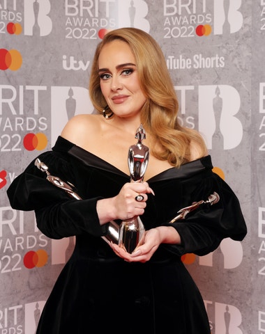 Brit Awards ovládla Adele. Má ocenění za umělkyni, píseň i album roku