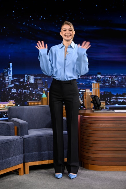 Gigi Hadid v outfitu Tom Ford v The Tonight Show Starring Jimmy Fallon, 8. dubna 2025