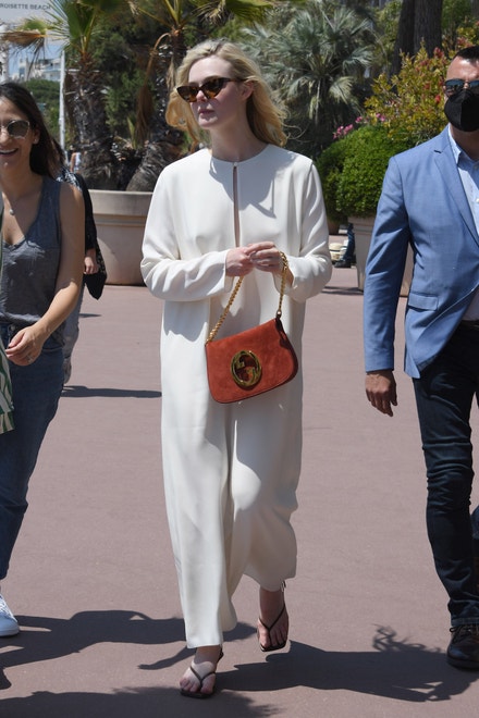 Elle Fanning s kabelkou Gucci Blondie v Cannes